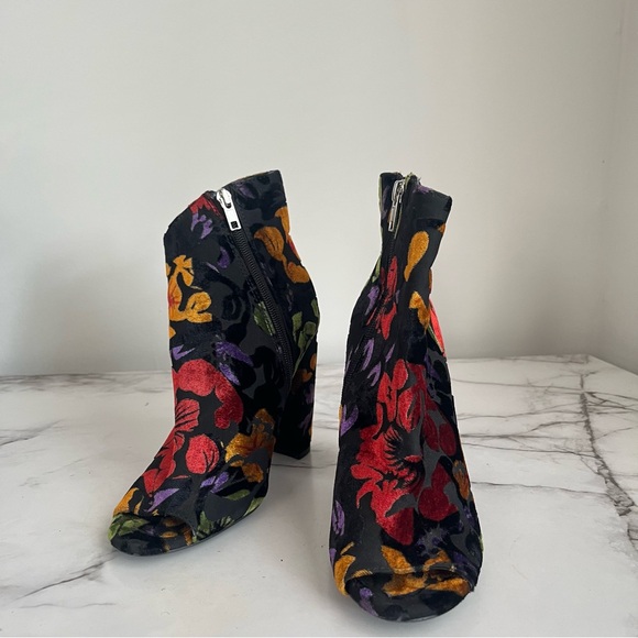 Steve Madden Flocked Velvet Floral Peep Toe Heeled Booties Size 7 - Picture 1 of 8